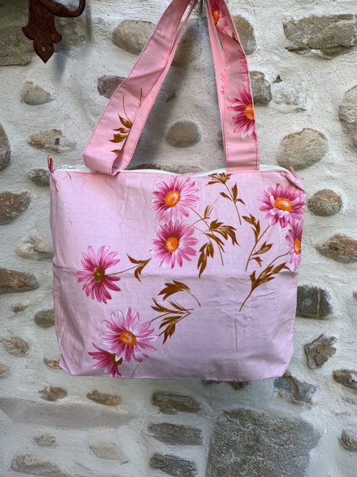 Sac pink flower